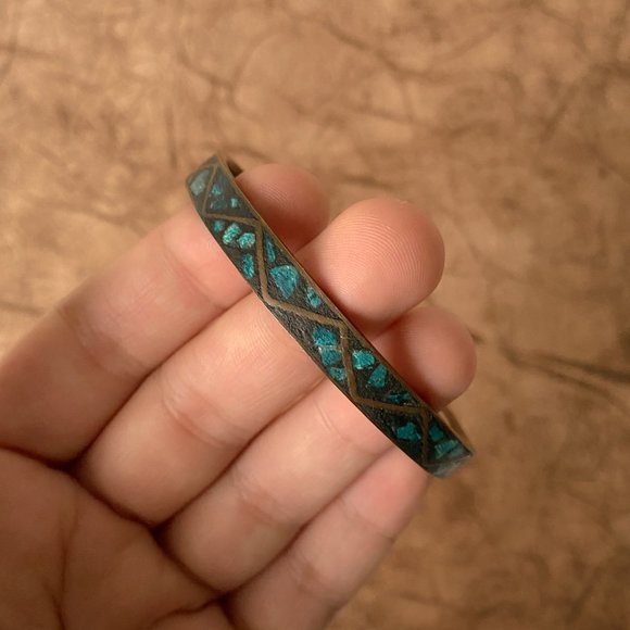 Vintage India Made Brass Blue Faux Turquoise Chip Stone Inlay Bangle Bracelet - Picture 6 of 8